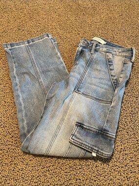 Straight-Leg Light Blue Denim Jeans with Utility Pocket